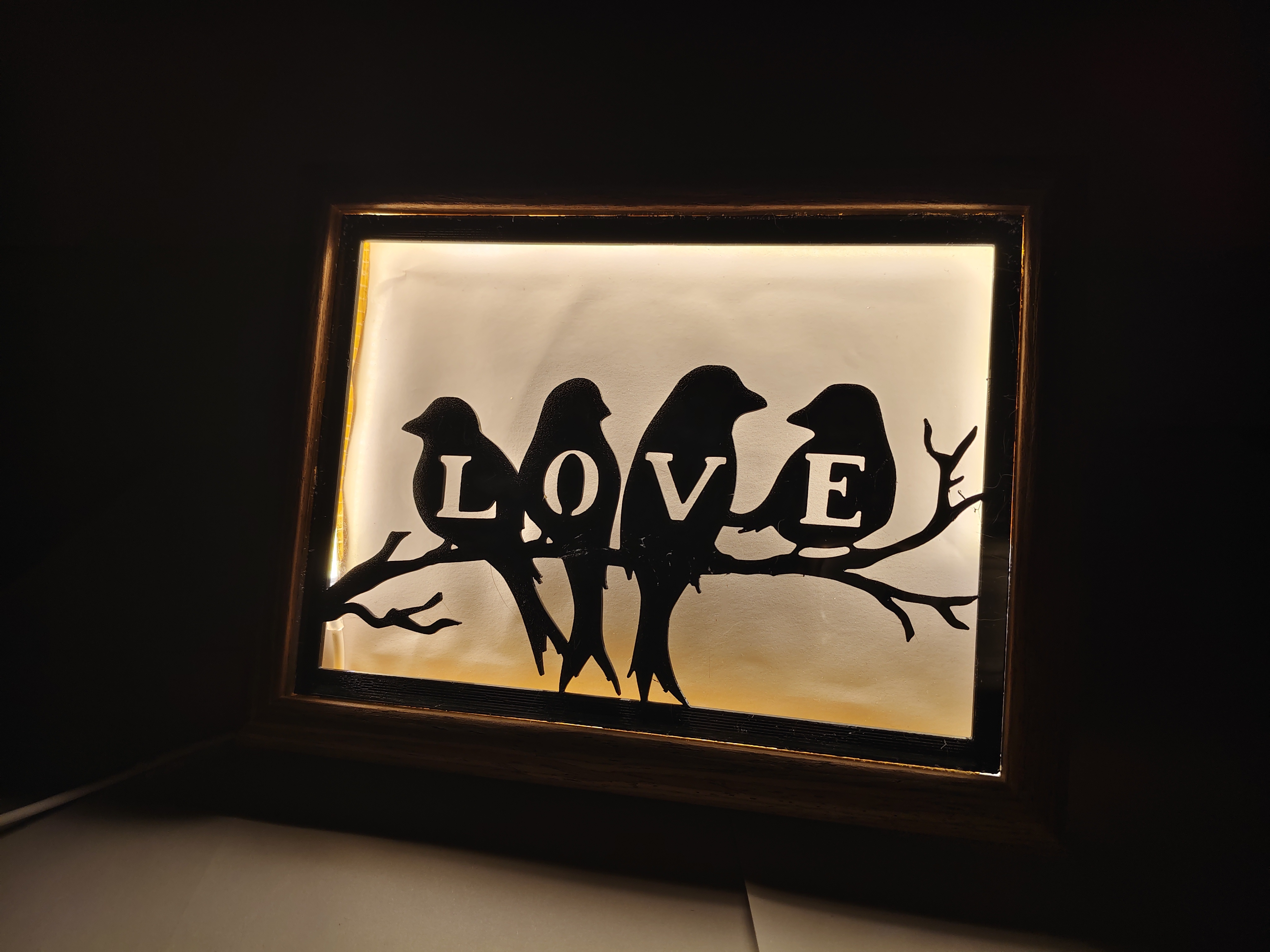 🌟 Láska v svetle a tieňoch · Svietiaci drevený rám „LOVE“ ✨Každý večer stojí za to uchovať