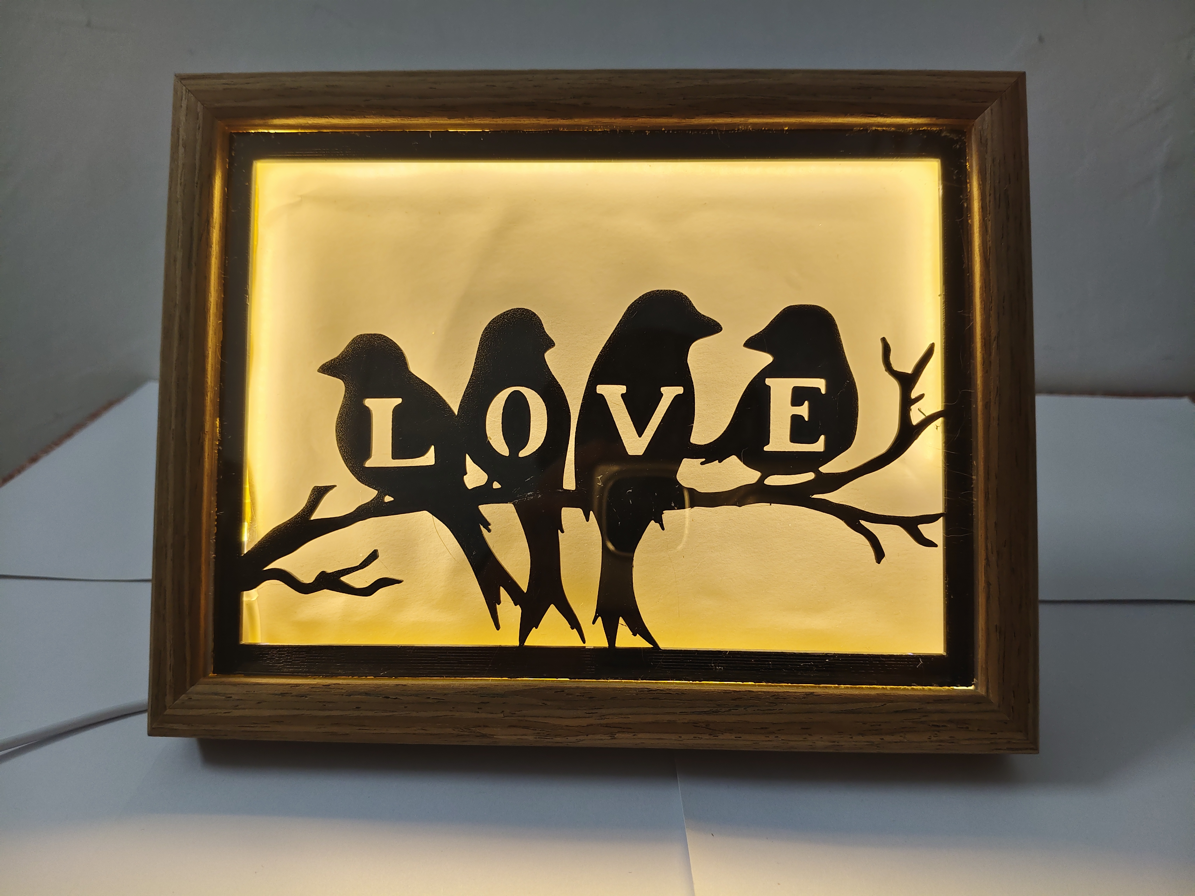 🌟 Láska v svetle a tieňoch · Svietiaci drevený rám „LOVE“ ✨Každý večer stojí za to uchovať