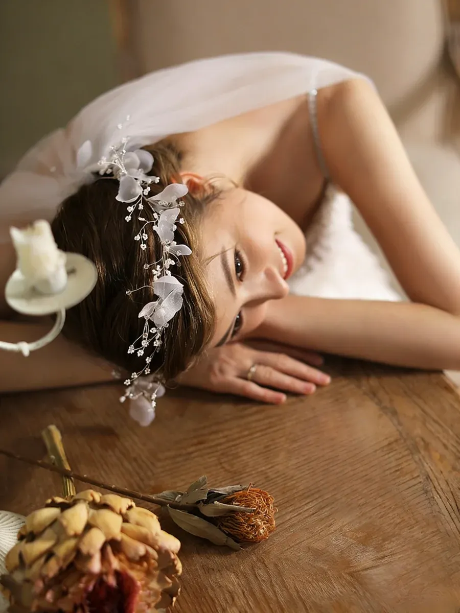 Romantic And Light Forest-style Beaded Floral Wreath For Brides Bridal Hair Comb Style Veil