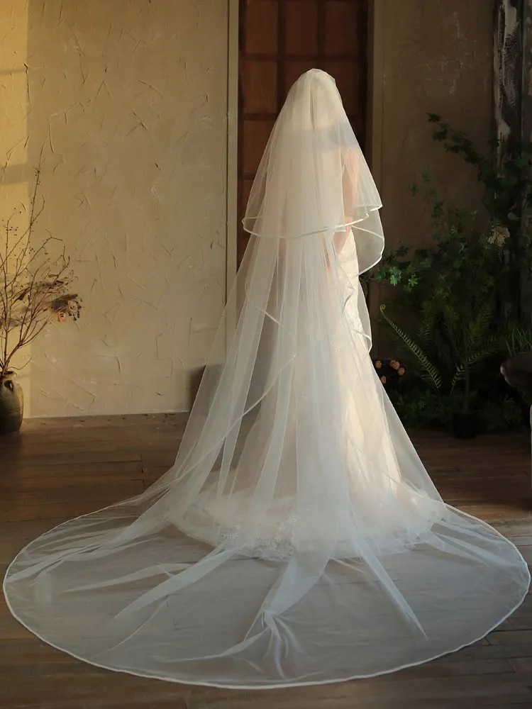 The Main Wedding Dress Is A Long White Double-layered 3-meter-long Train Voluminous Bridal Veil That Covers The Face