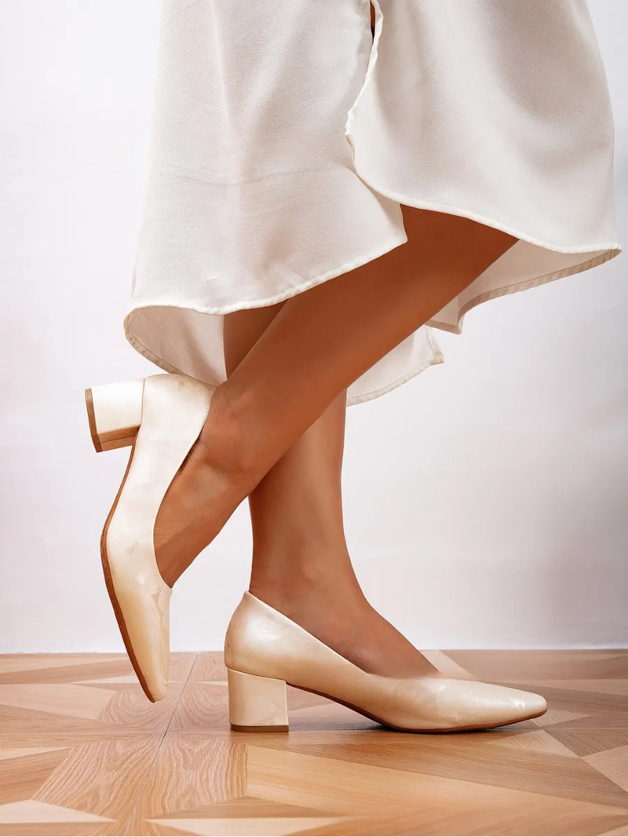 Women's Chanel-style Solid Color Floral Pattern Low-cut White Pointed Toe 5cm Chunky Heel High Heels