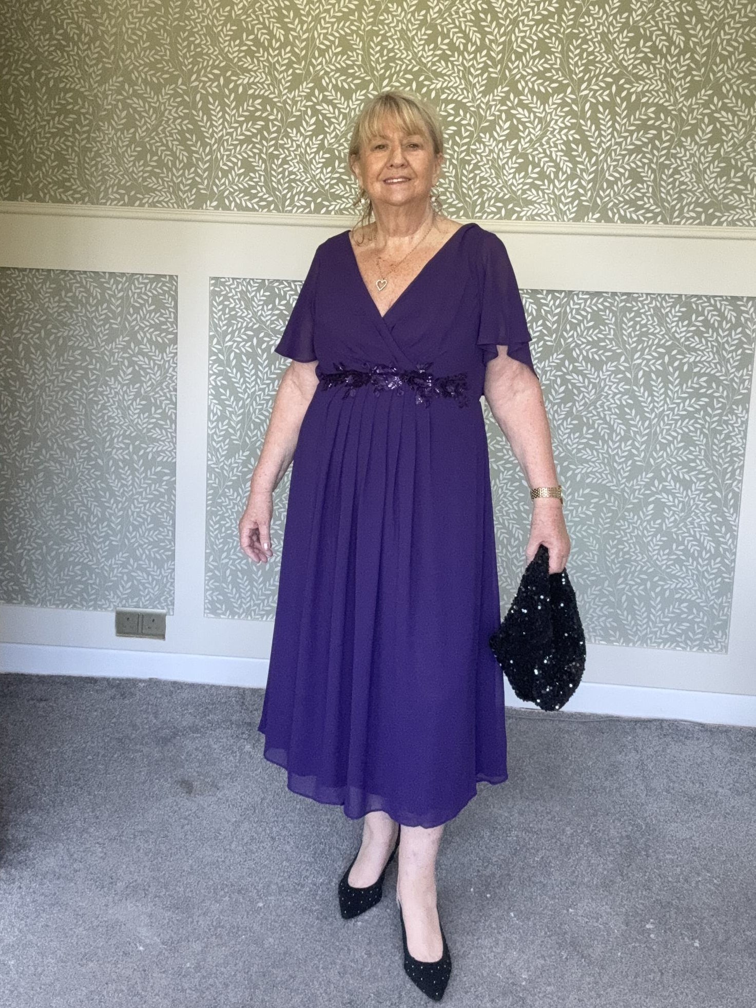 Plus Size Elegant Short Sleeves V-Neck Floral Applique Wedding Guest Dress  #color_Dark Purple