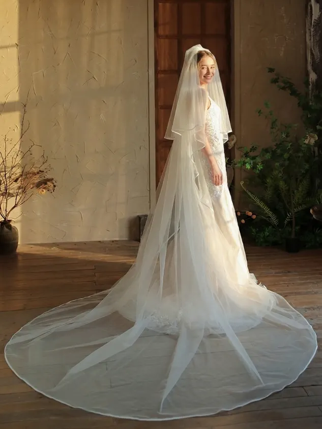 The Main Wedding Dress Is A Long White Double-layered 3-meter-long Train Voluminous Bridal Veil That Covers The Face