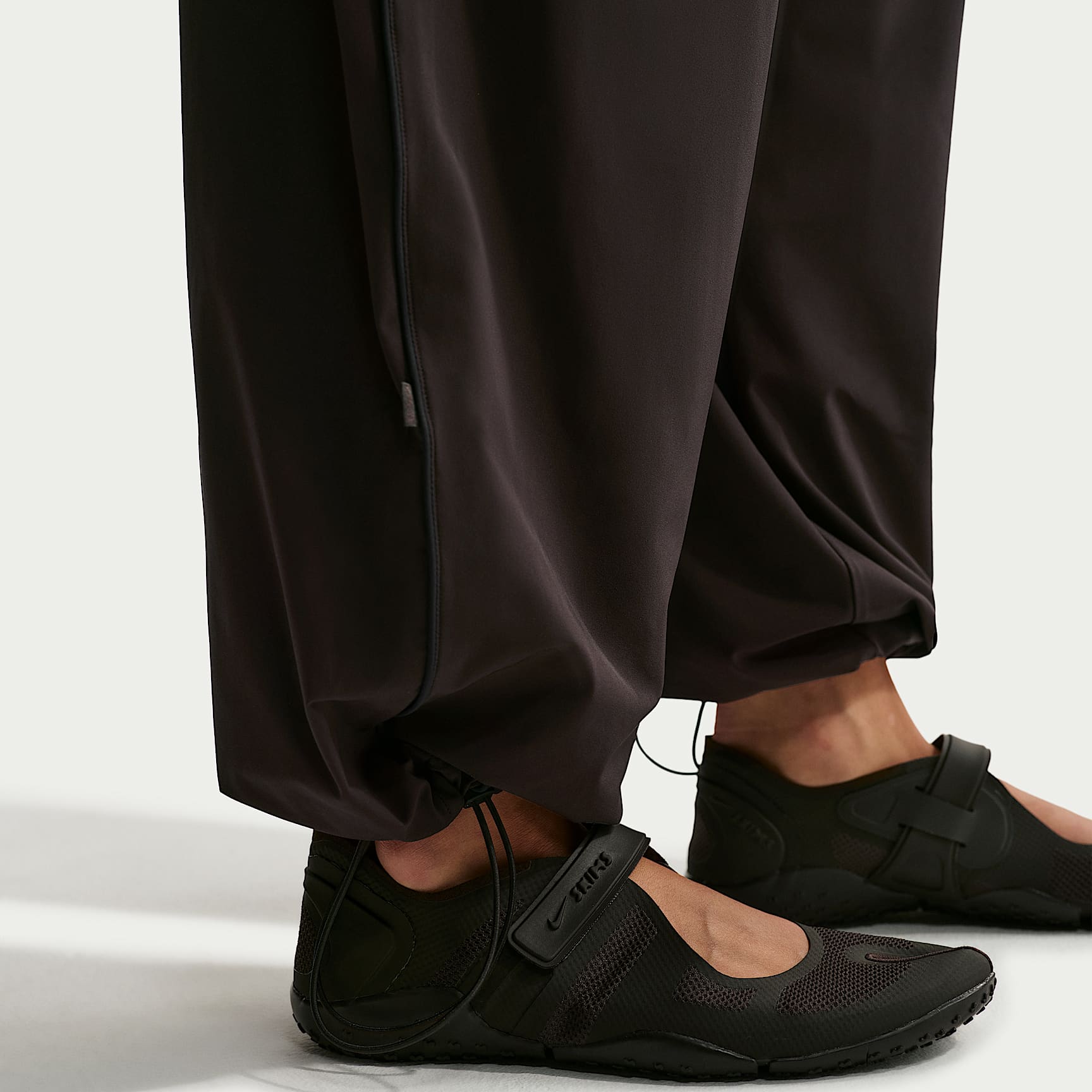 NikeSKIMS Stretch Nylon Women's Oversized Trousers – NSKM Dark Roast/NSKM Obsidian/NSKM Obsidian