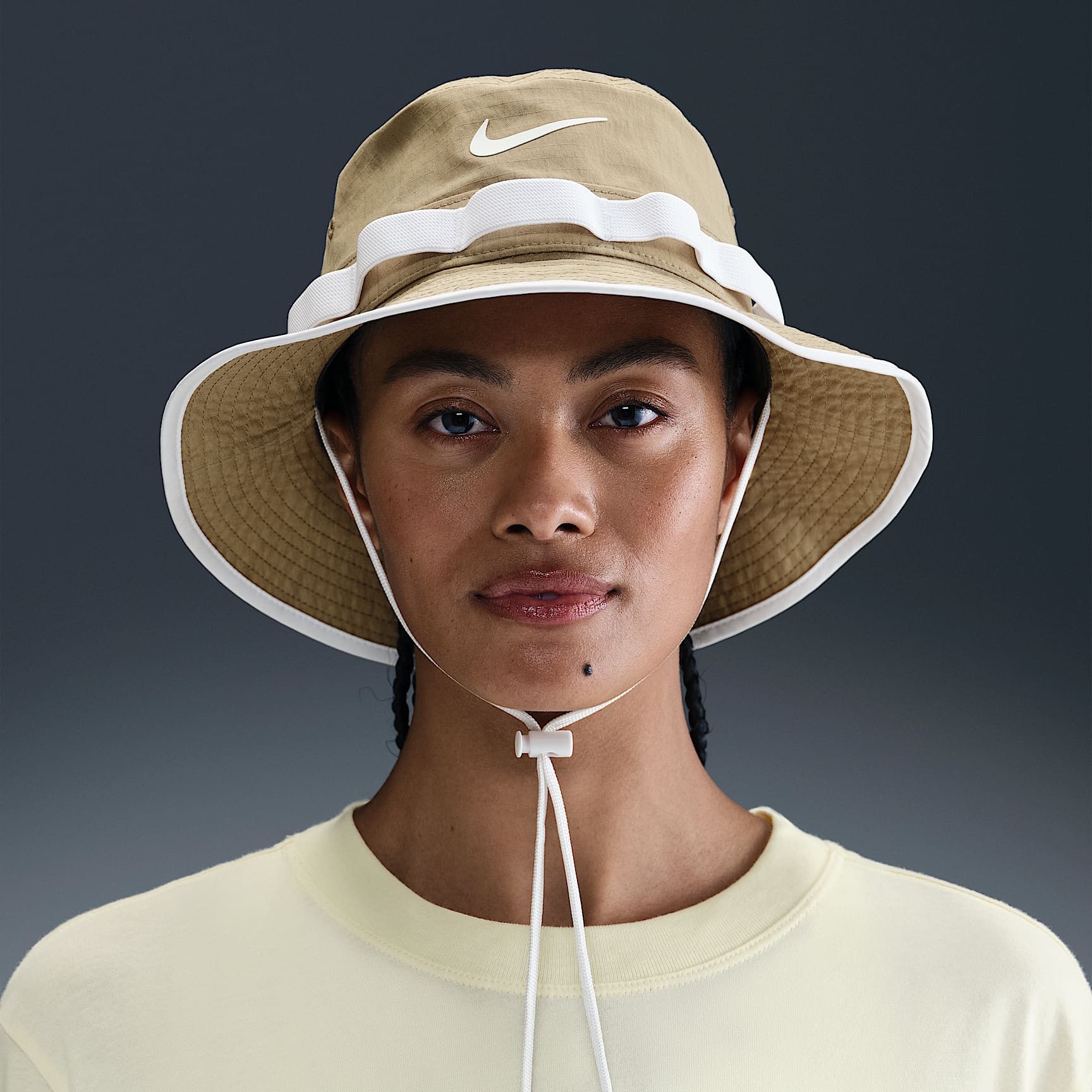 Nike Apex Dri-FIT Bucket Hat – Parachute Beige/White/Anthracite/White
