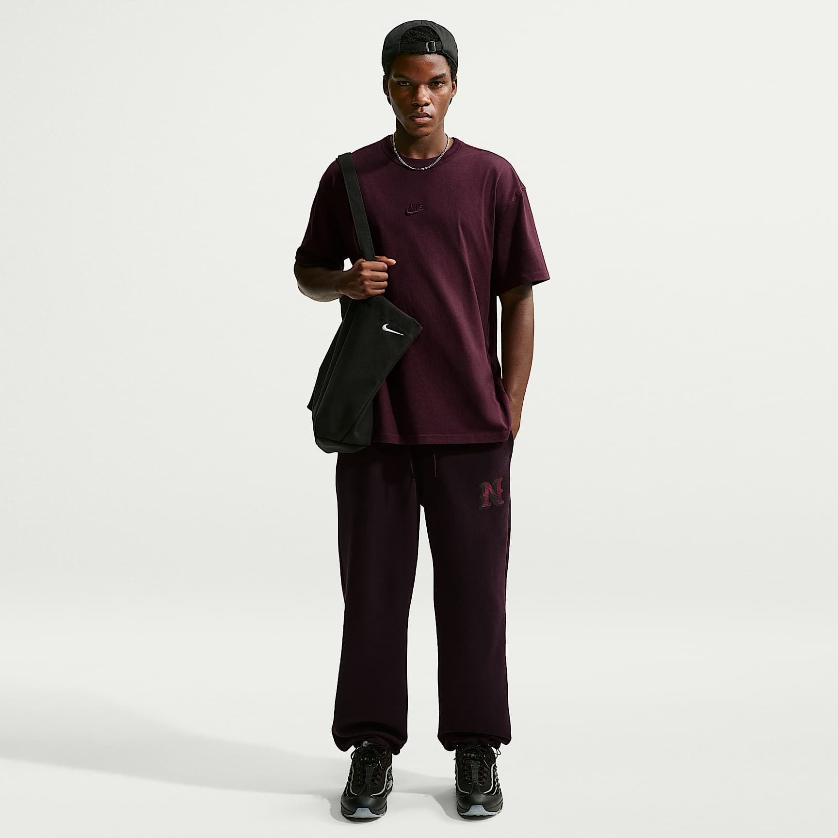 Nike Sportswear Premium Essentials Men's T-Shirt – Burgundy Crush