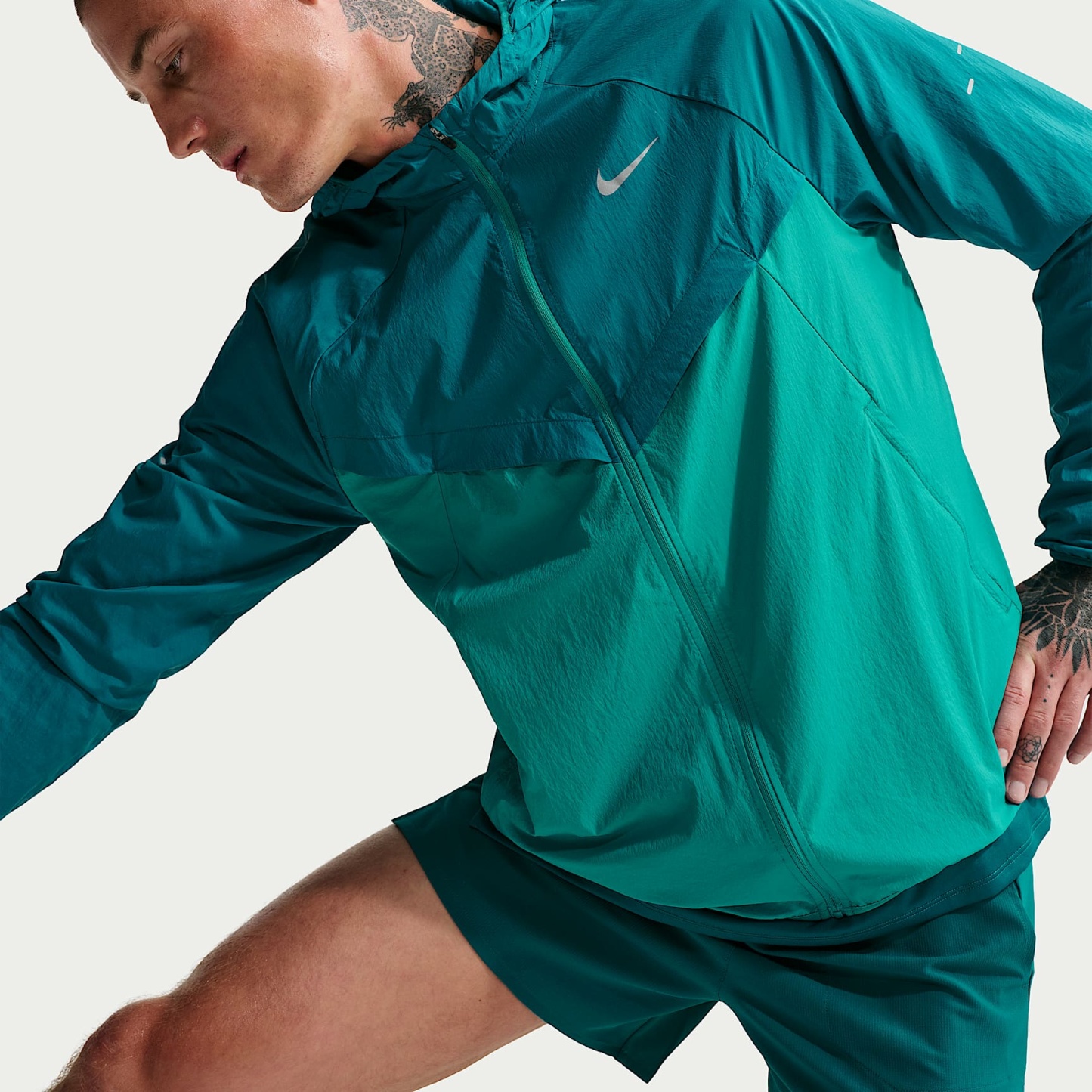 Nike Stride Men's Repel UV Running Jacket – Bright Spruce/Energy
