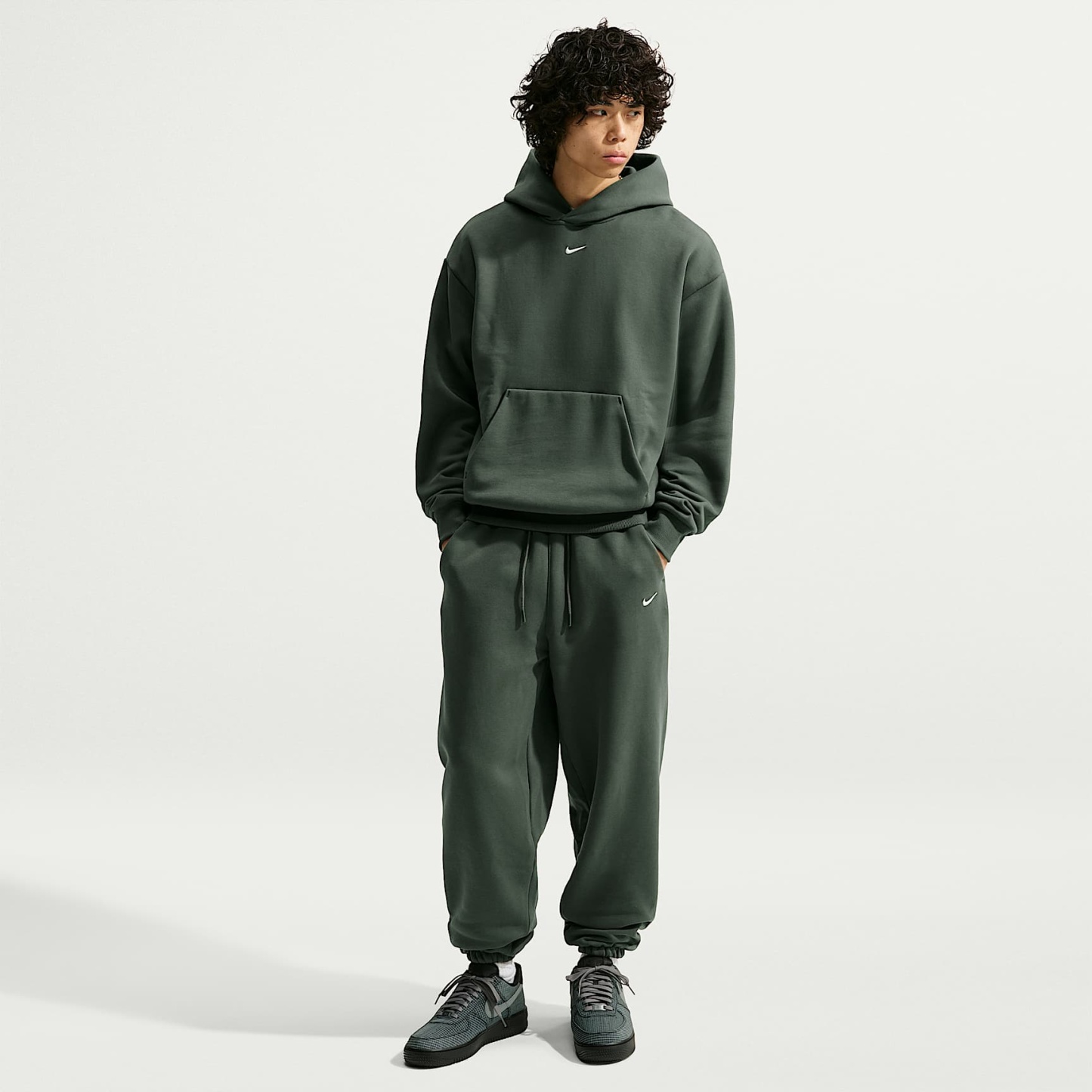 Nike Solo Fleece Men's Cuffed Trousers – Camo Green/Sail