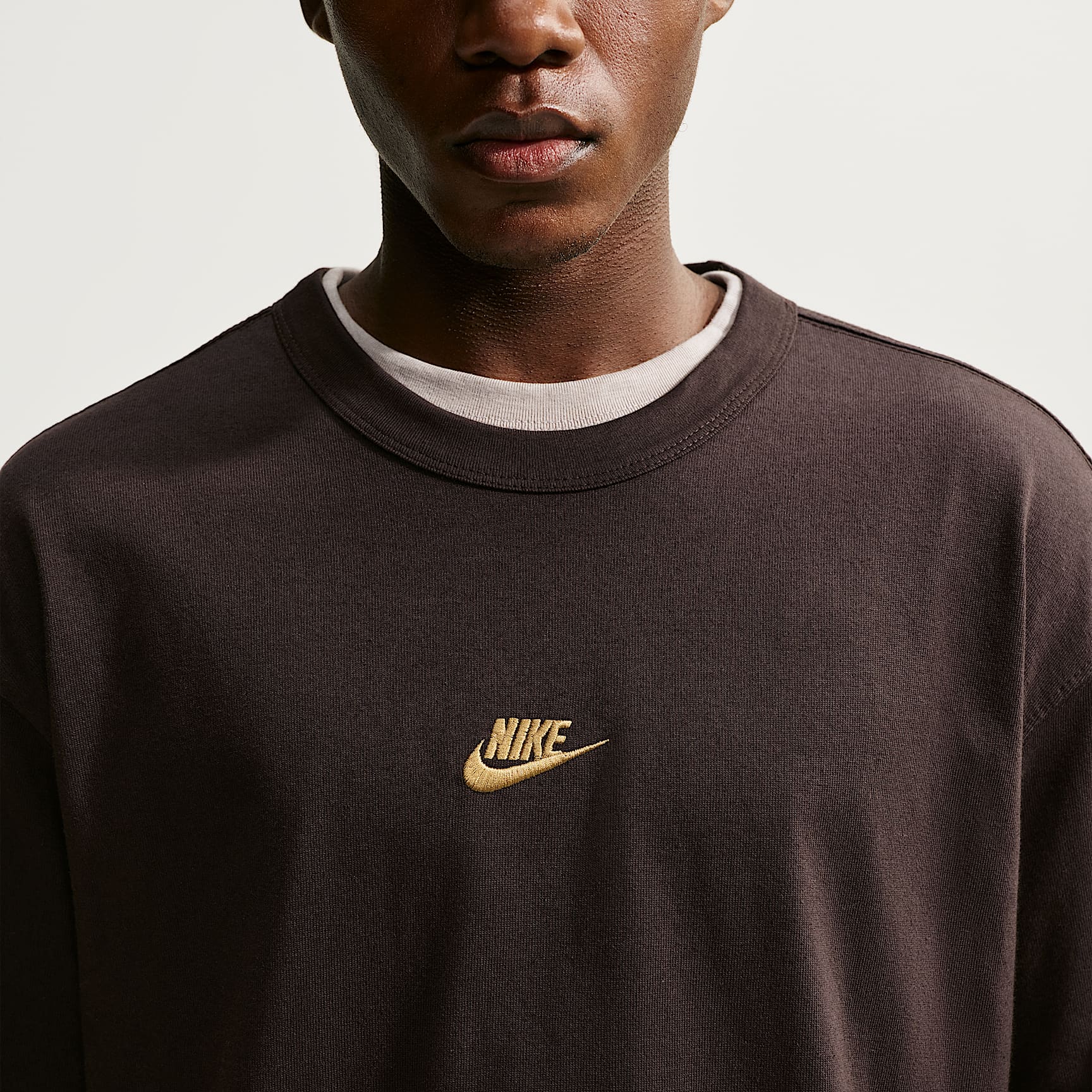 Nike Sportswear Premium Essentials Men's T-Shirt – Velvet Brown/Flat Gold