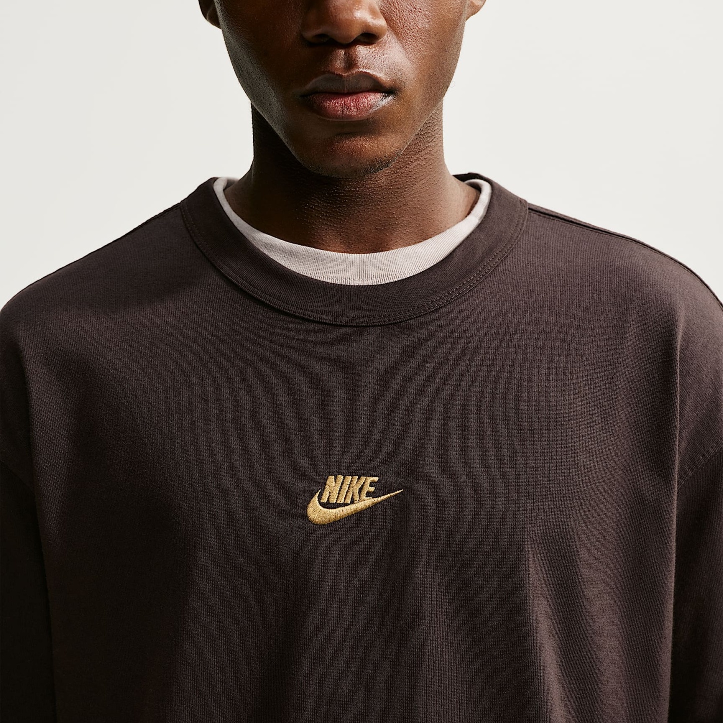 Nike Sportswear Premium Essentials Men's T-Shirt – Velvet Brown/Flat Gold