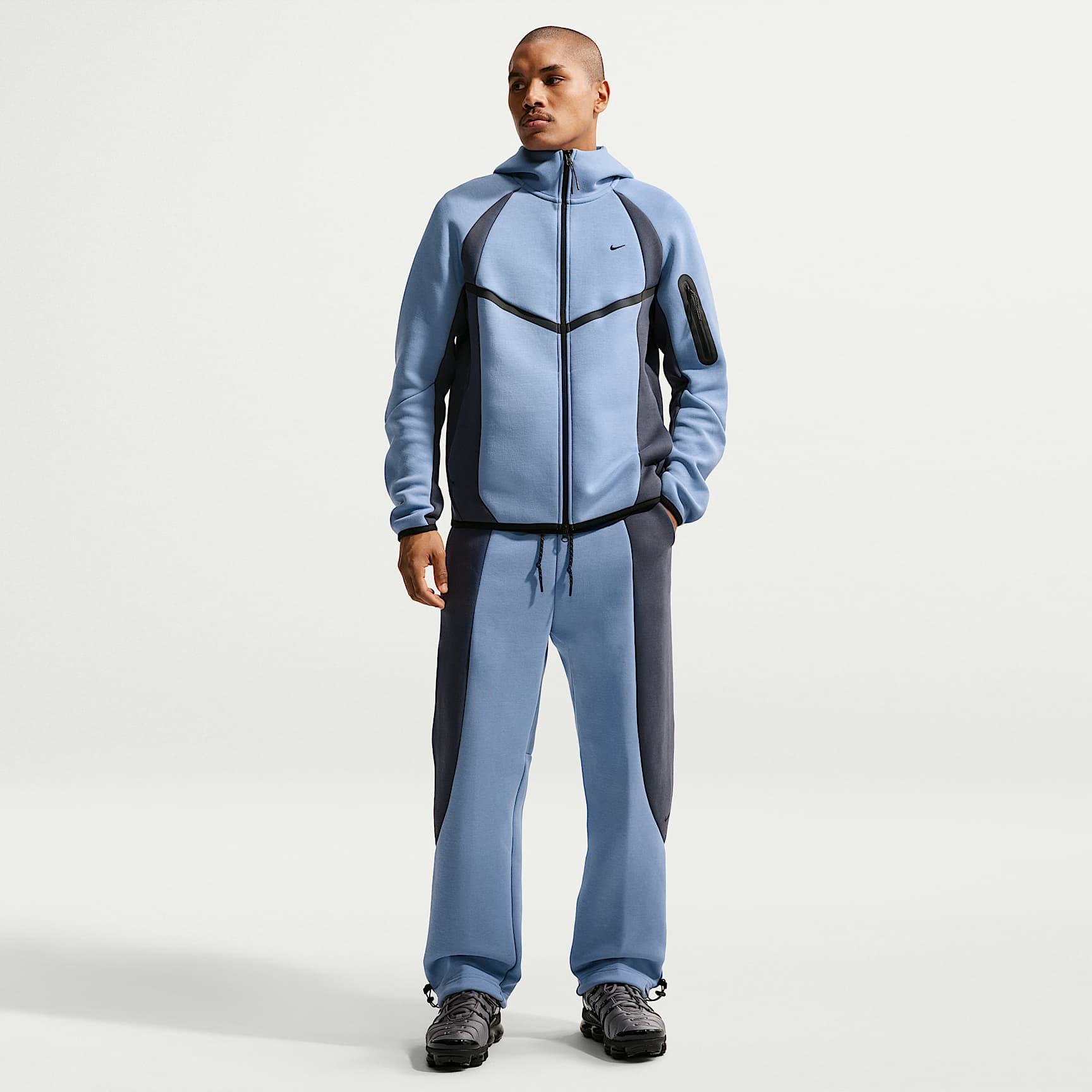Nike Tech Men's Colour-Block Open-Hem Fleece Trousers – Work Blue/Thunder Blue/Black