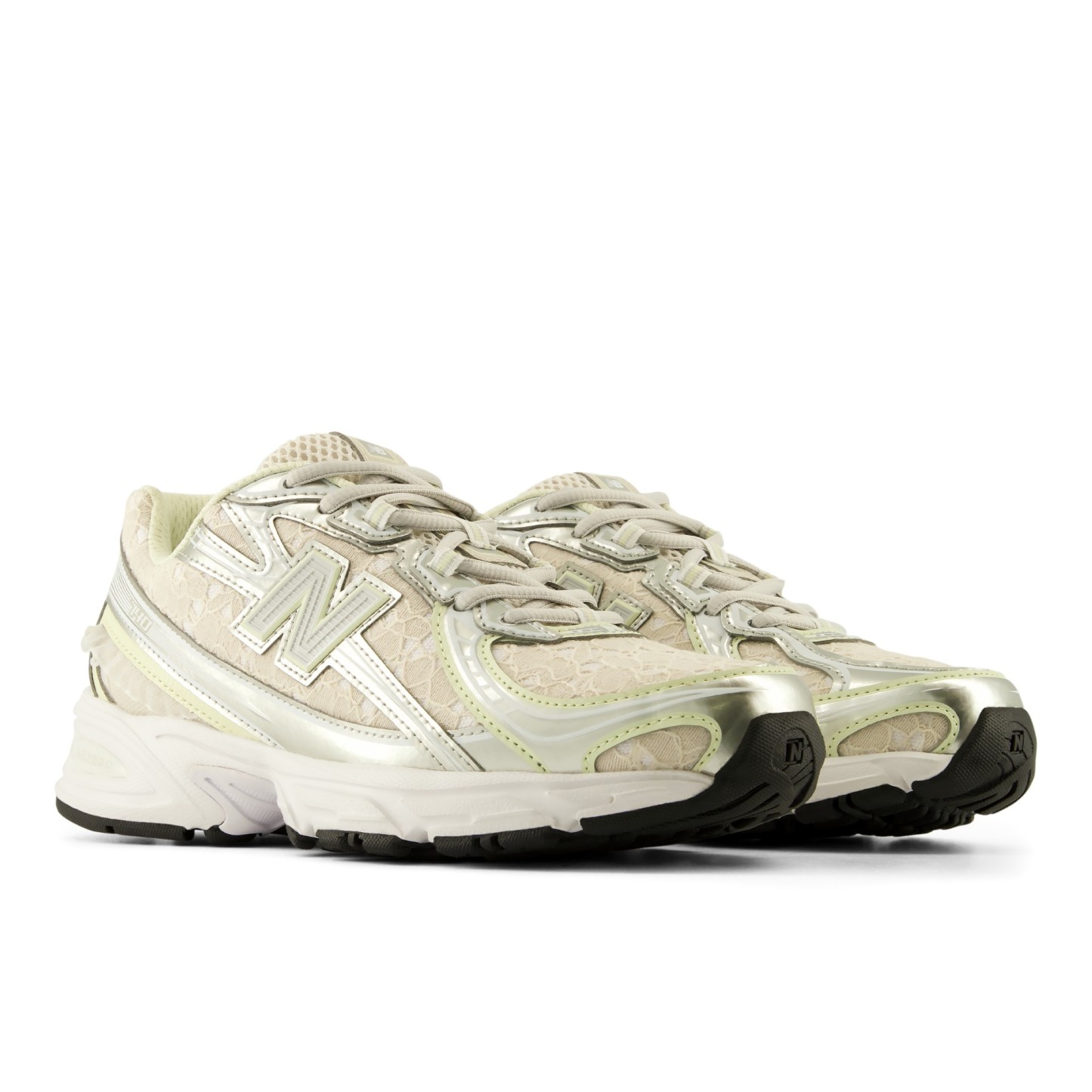 740 – MOONBEAM with LIGHT SILVER METALLIC
