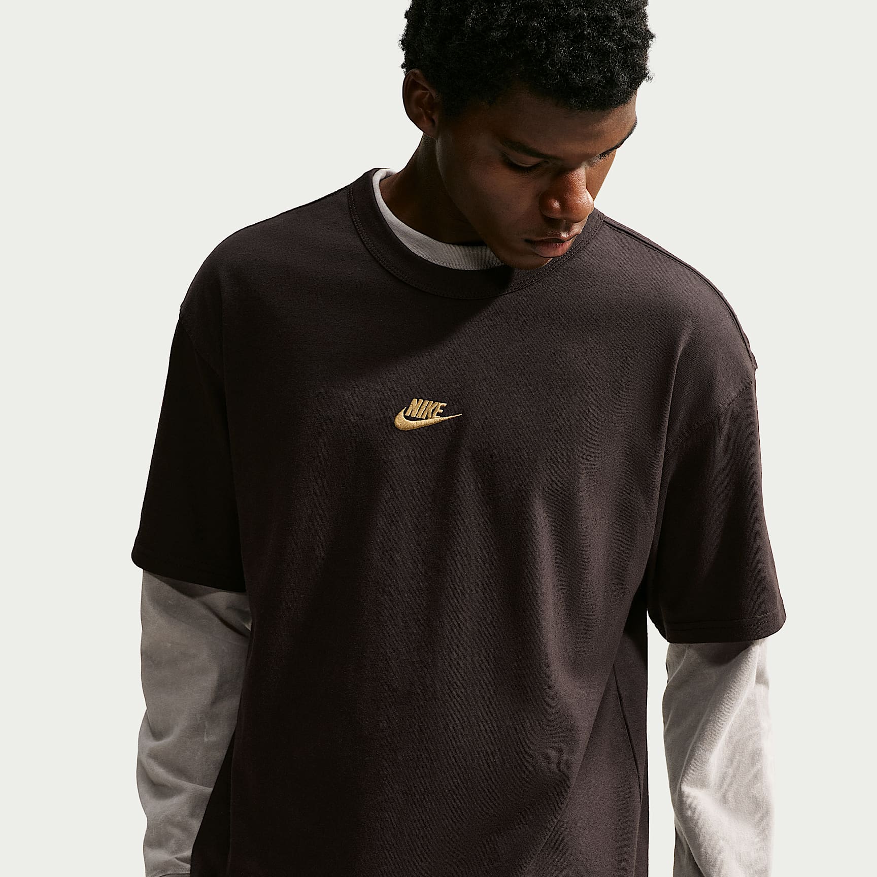 Nike Sportswear Premium Essentials Men's T-Shirt – Velvet Brown/Flat Gold