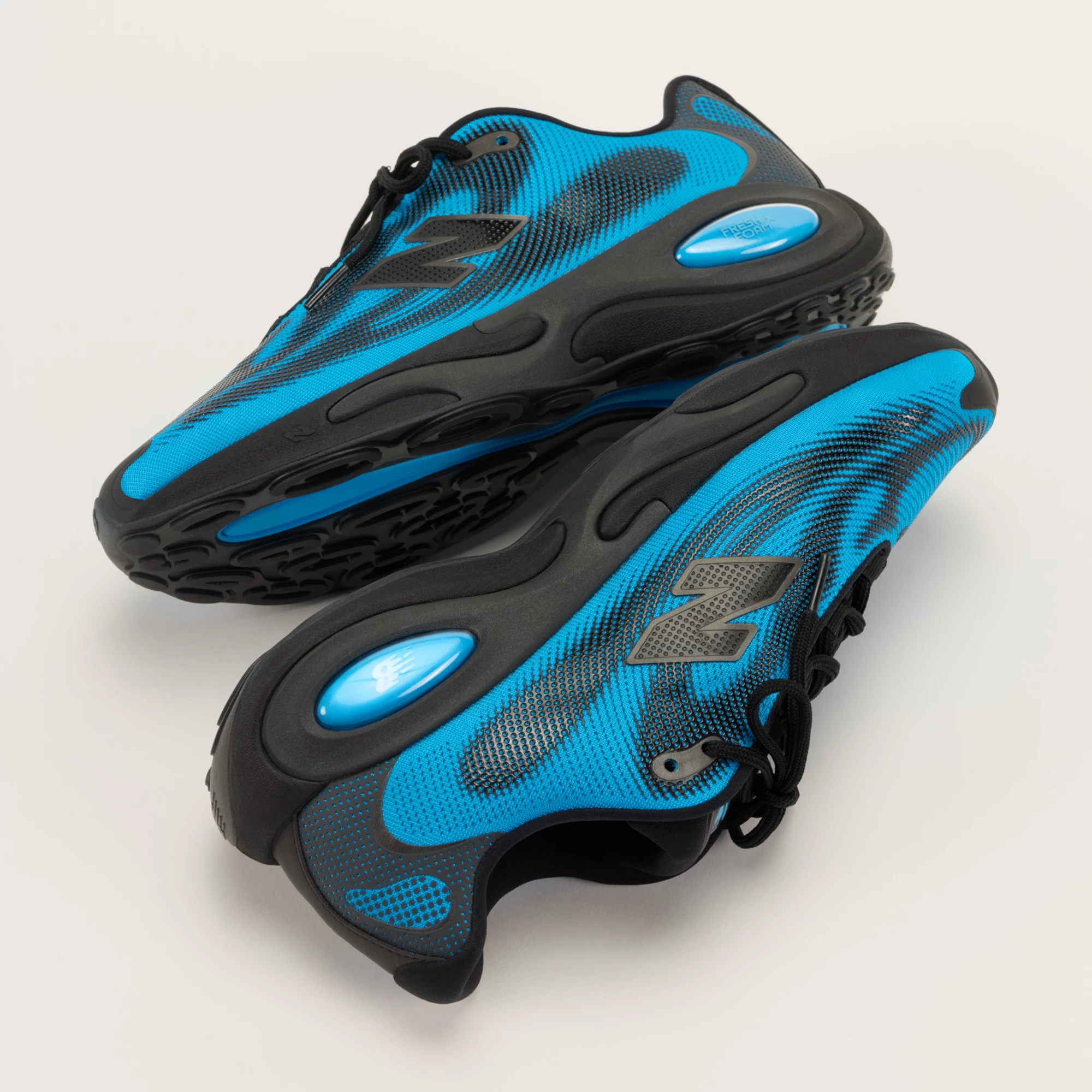 AC Runner – ALTITUDE with BLACK and BLACK METALLIC