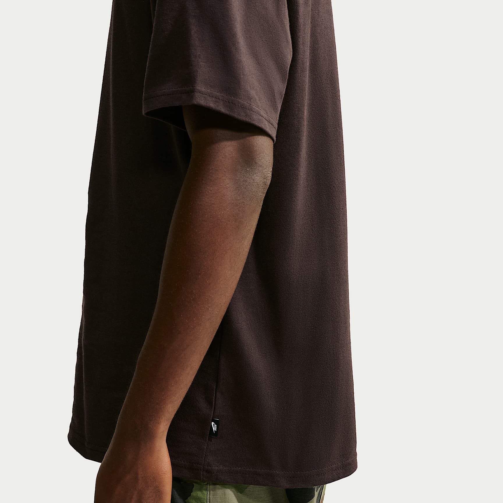 Nike Sportswear Premium Essentials Men's T-Shirt – Velvet Brown/Flat Gold