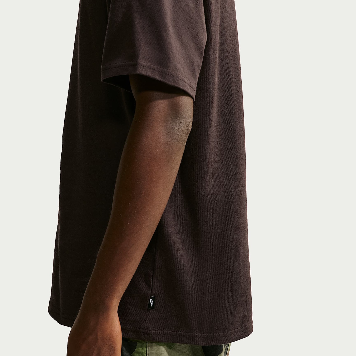 Nike Sportswear Premium Essentials Men's T-Shirt – Velvet Brown/Flat Gold