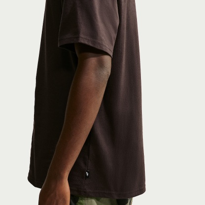 Nike Sportswear Premium Essentials Men's T-Shirt – Velvet Brown/Flat Gold
