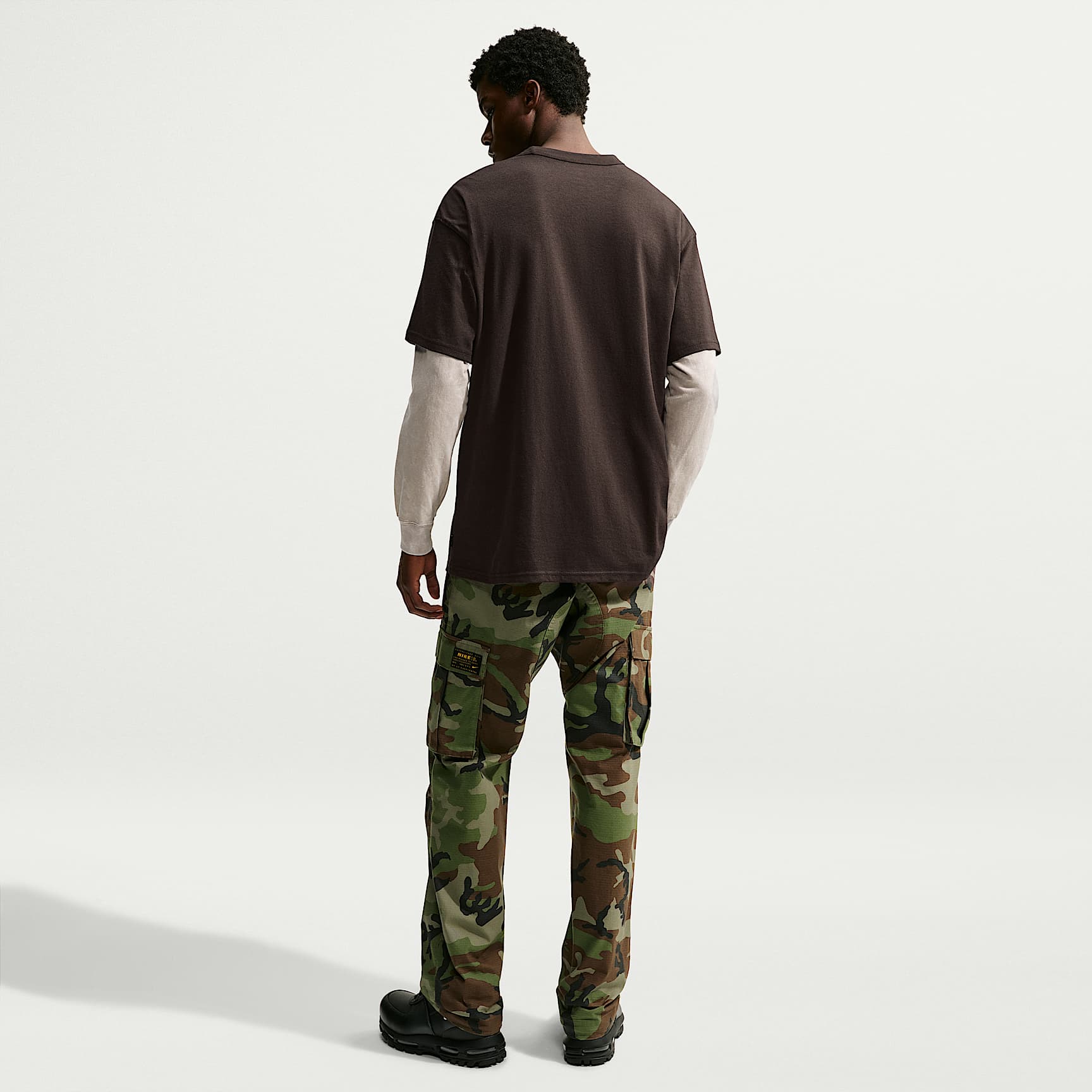 Nike Sportswear Premium Essentials Men's T-Shirt – Velvet Brown/Flat Gold