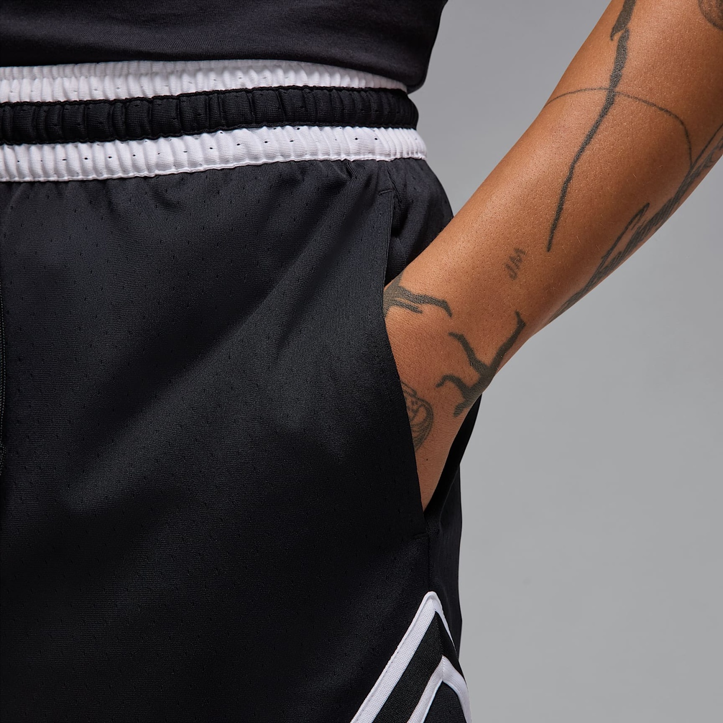 Jordan Sport Men's Dri-FIT 18cm (approx.) Mesh Diamond Shorts – Black/White/White