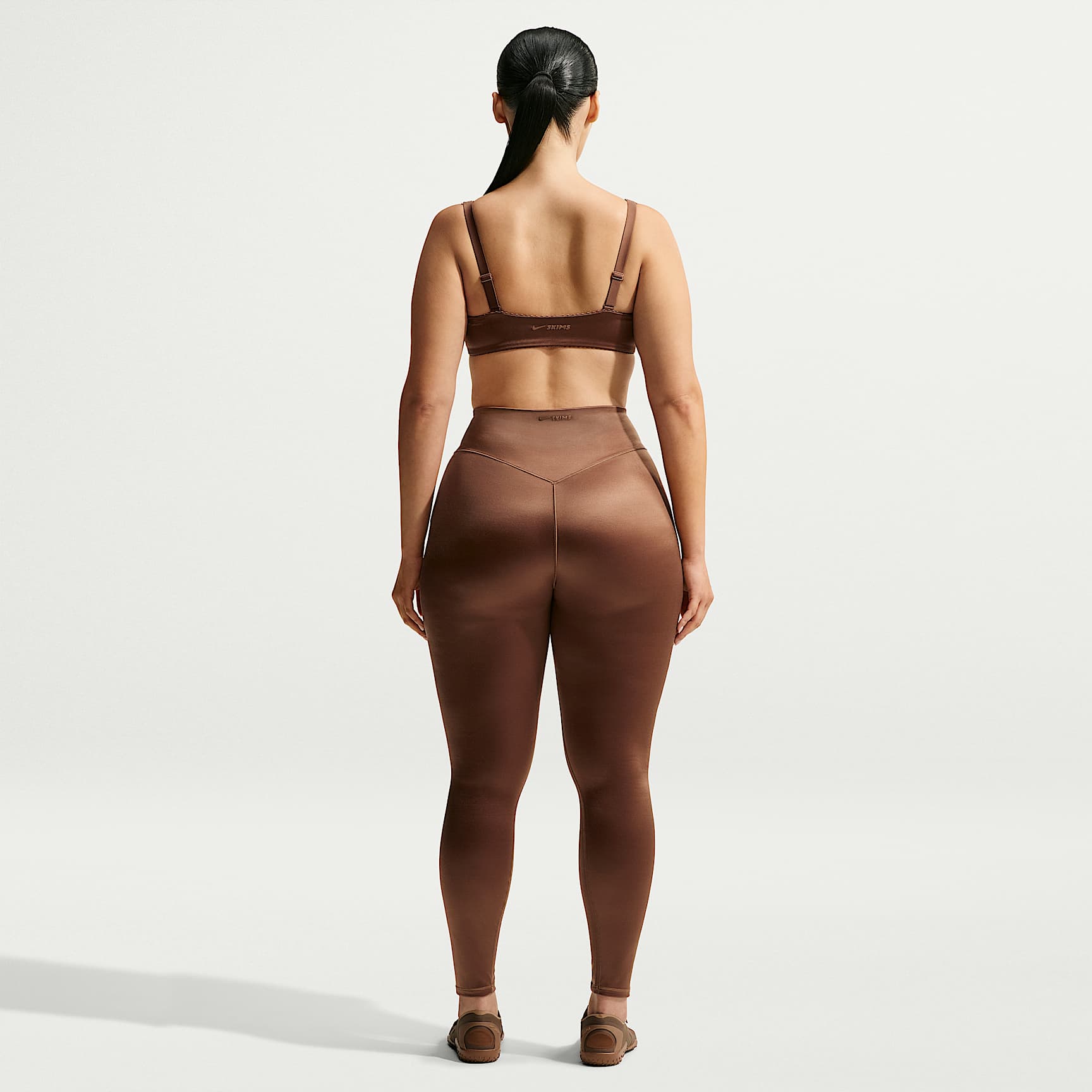 NikeSKIMS Satin Shine Women's High-Waisted Bonded 66cm (approx.) Leggings – NSKM Carob Brown