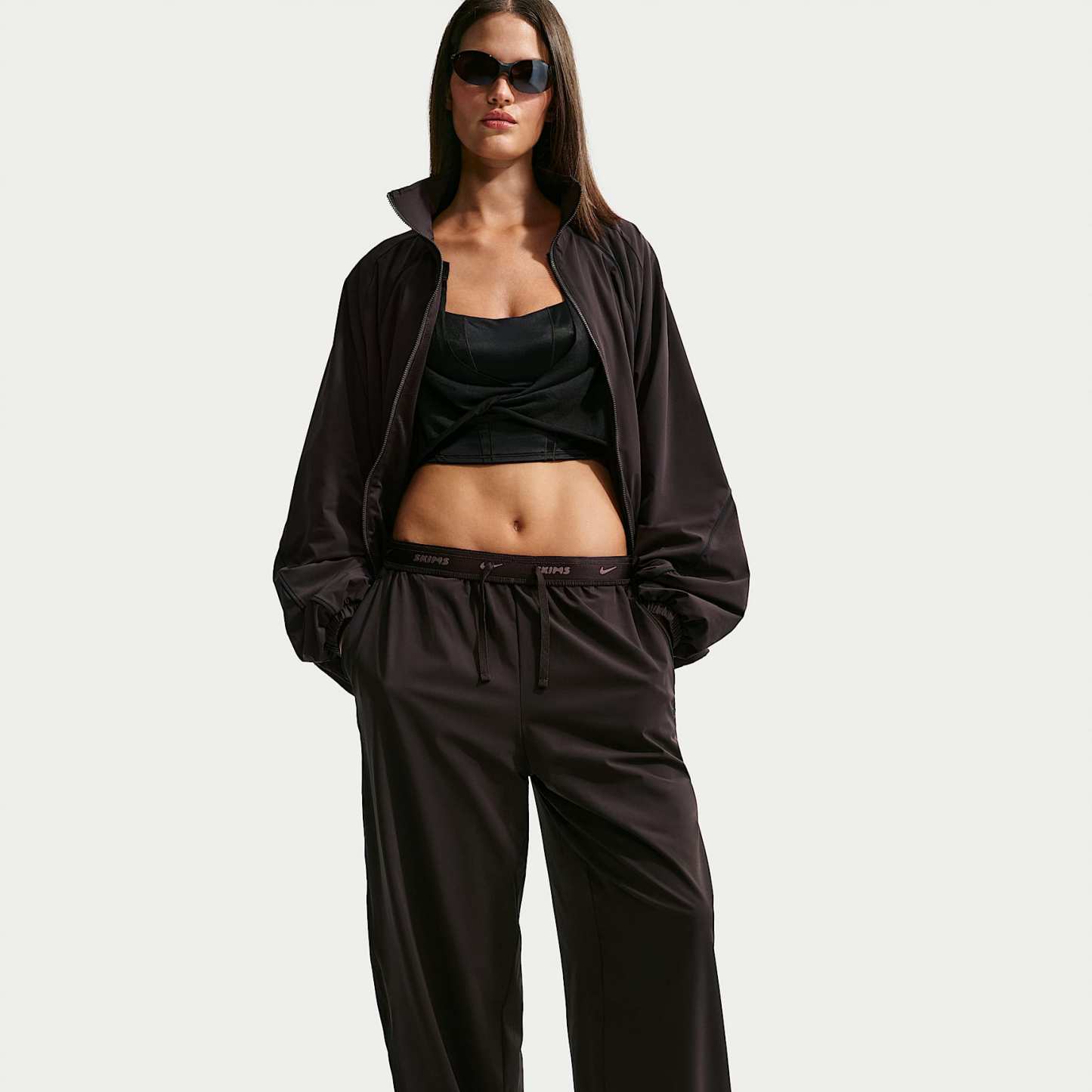 NikeSKIMS Stretch Nylon Women's Oversized Trousers – NSKM Dark Roast/NSKM Obsidian/NSKM Obsidian