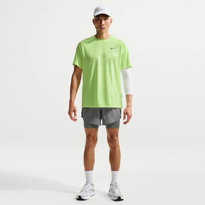 Nike Stride Men's Dri-FIT 13cm (approx.) Hybrid Running Shorts – Smoke Grey