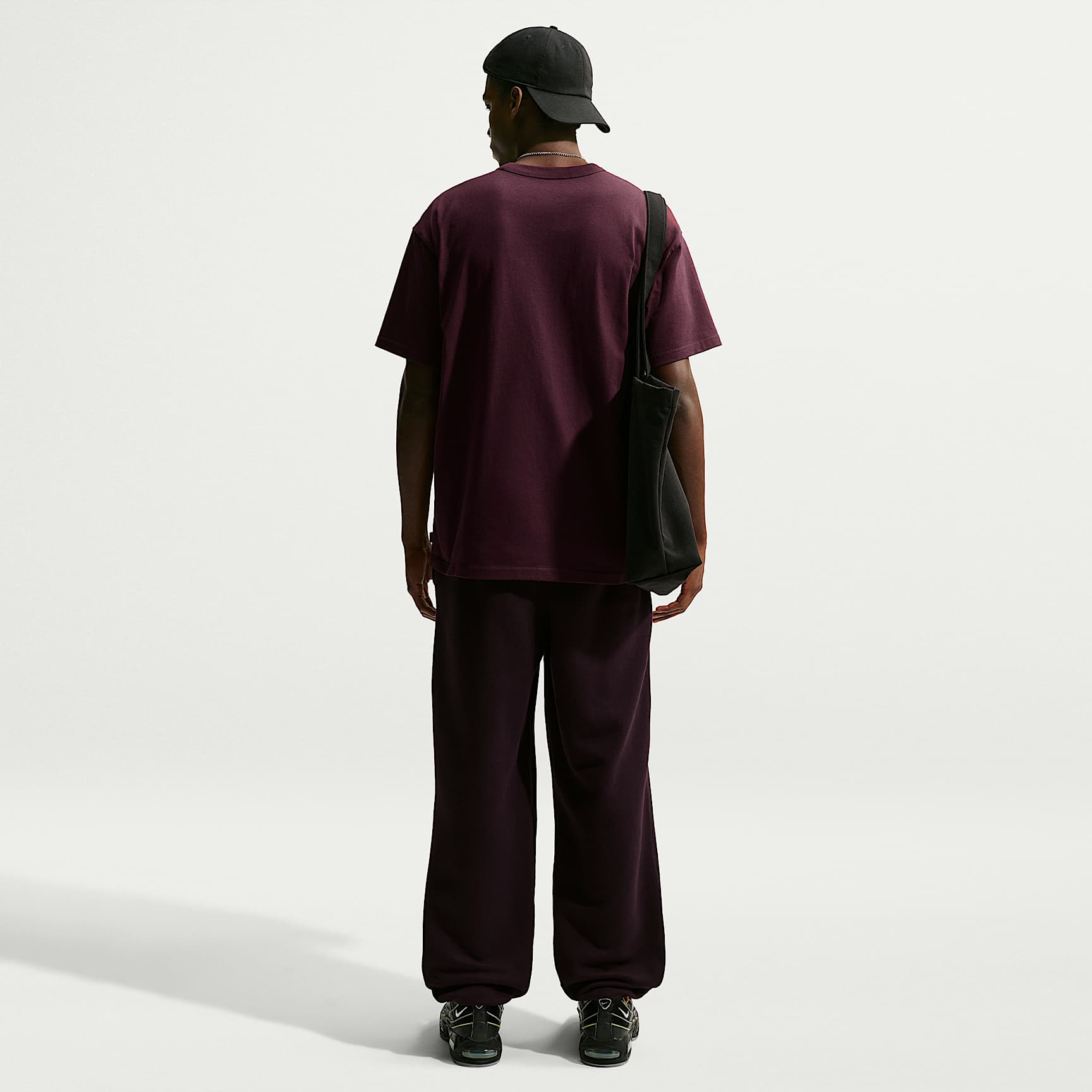 Nike Sportswear Premium Essentials Men's T-Shirt – Burgundy Crush