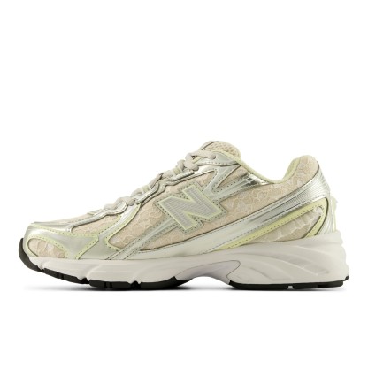740 – MOONBEAM with LIGHT SILVER METALLIC