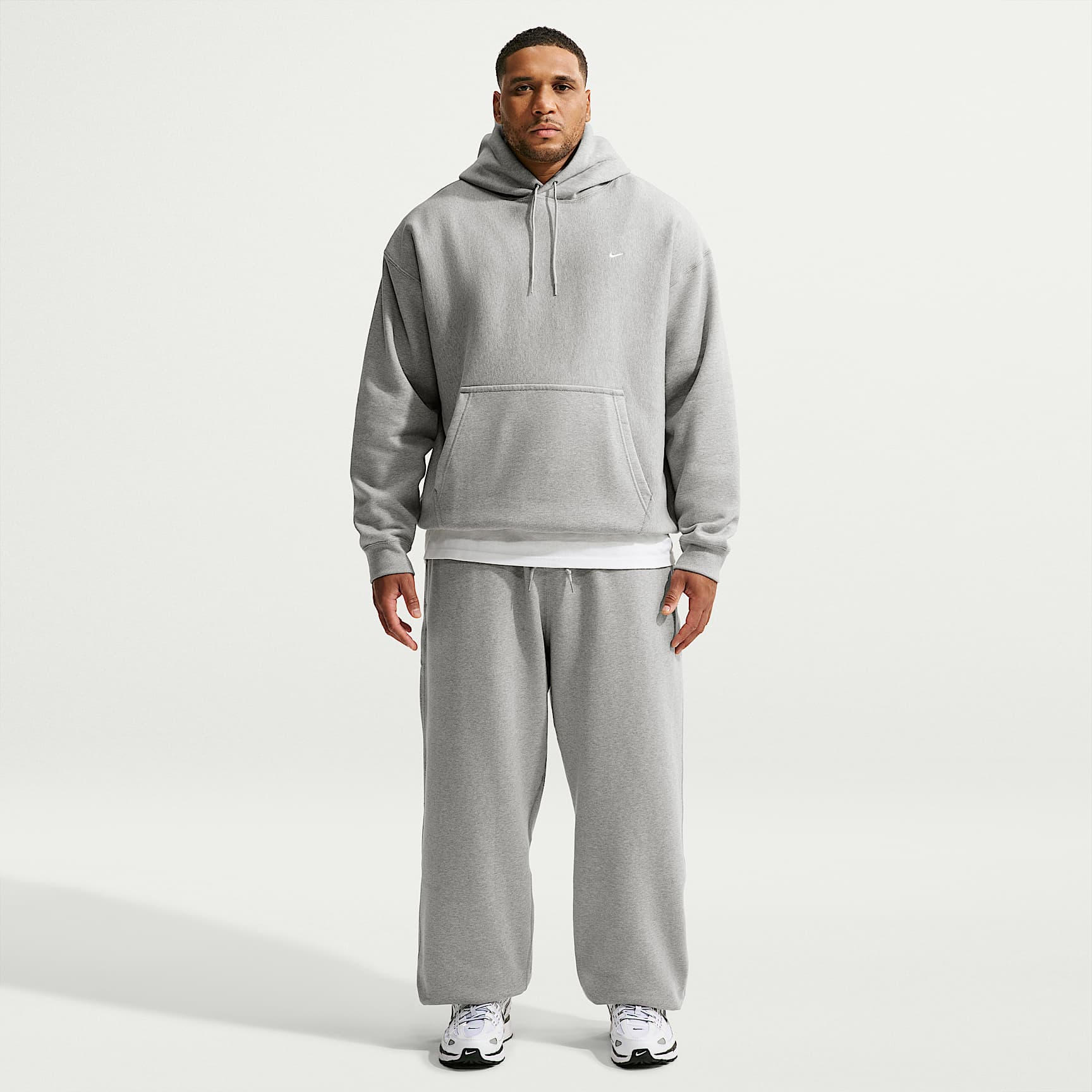Nike Solo Swoosh Men's Pullover Hoodie – Dark Grey Heather/Light Smoke Grey/White
