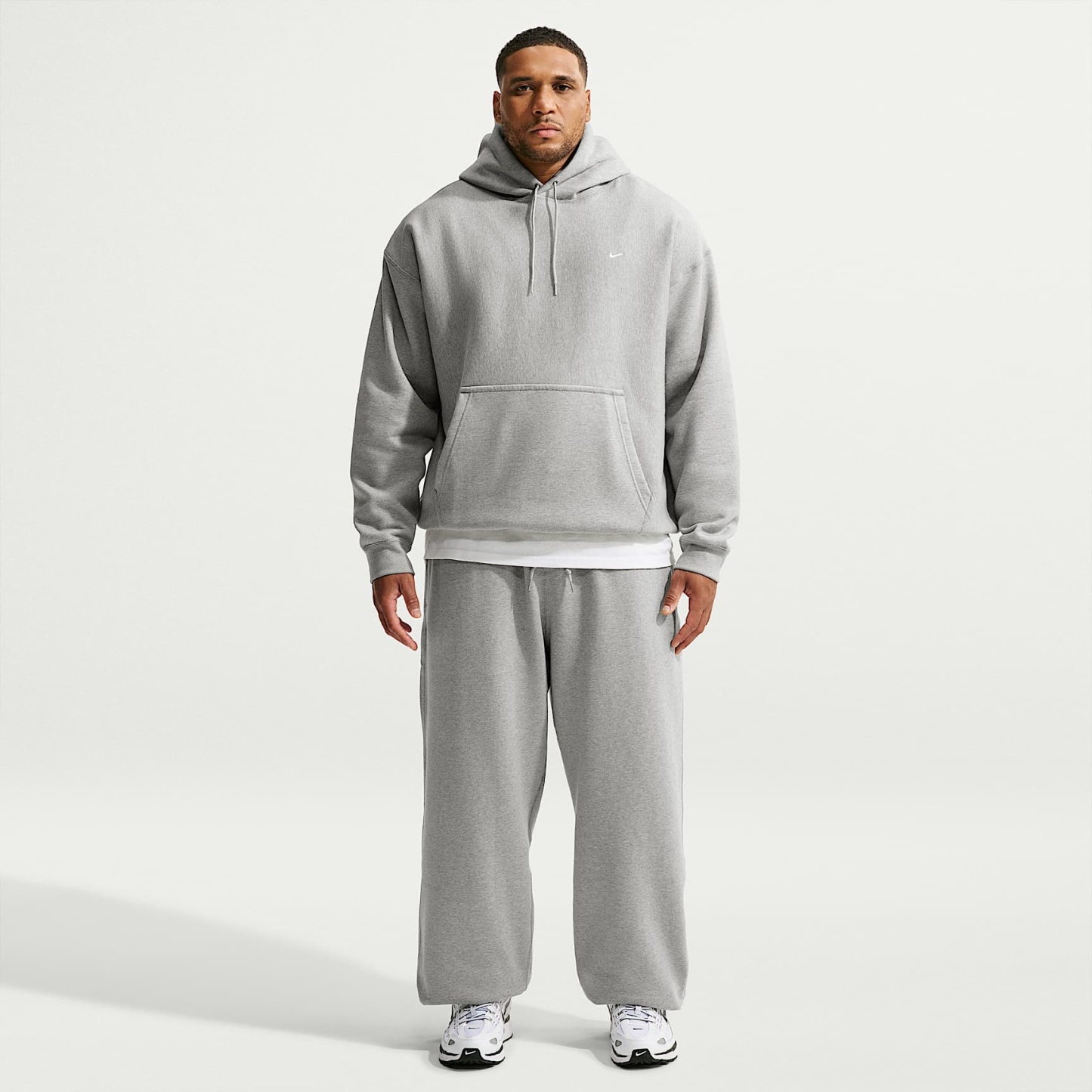 Nike Solo Swoosh Men's Pullover Hoodie – Dark Grey Heather/Light Smoke Grey/White
