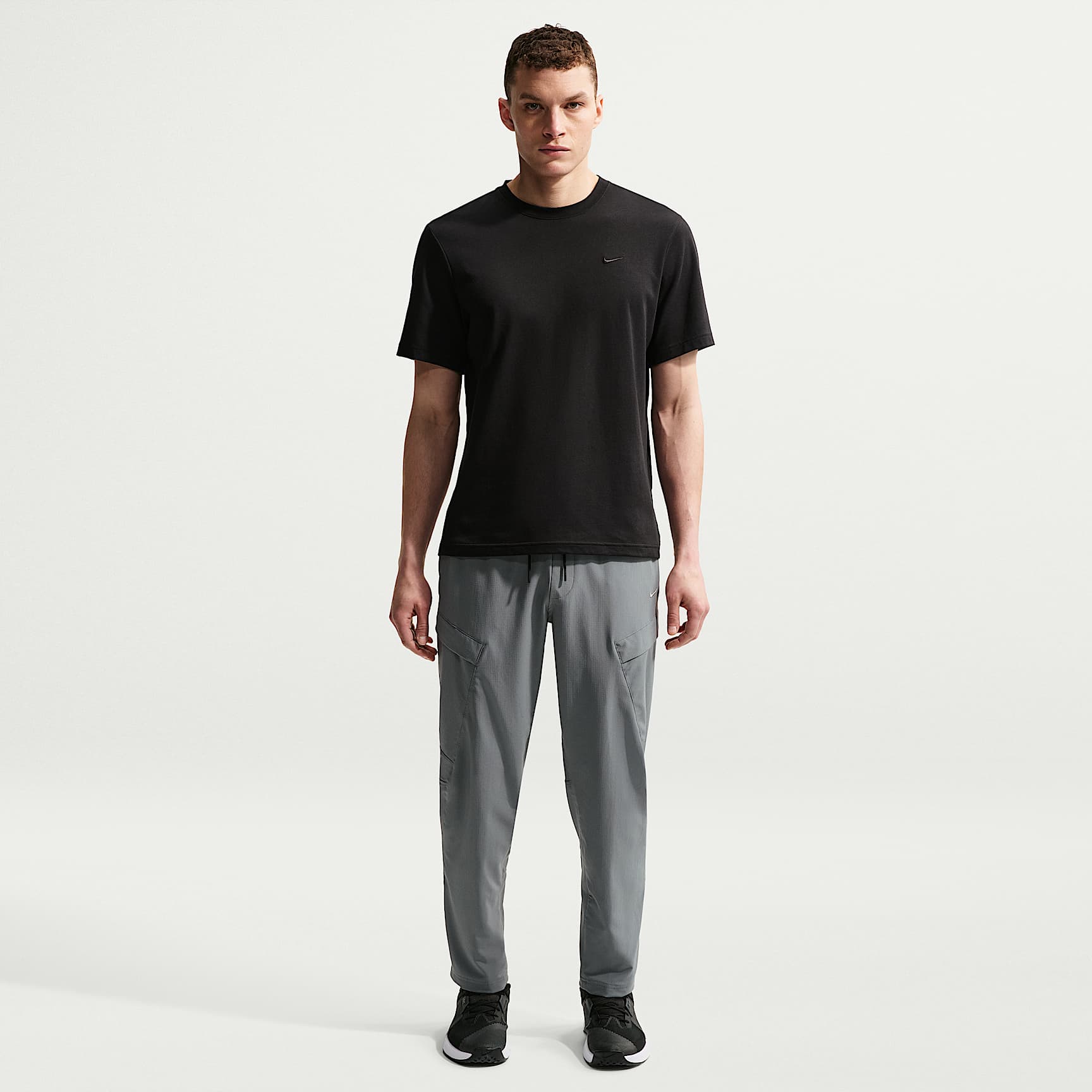 Nike Unlimited Men's Dri-FIT Versatile Cargo Trousers – Smoke Grey/Black/Smoke Grey