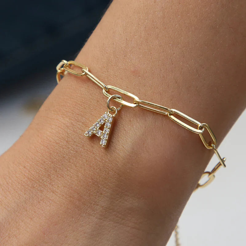 Minimalist Letter Charm Náramek | Zlatý