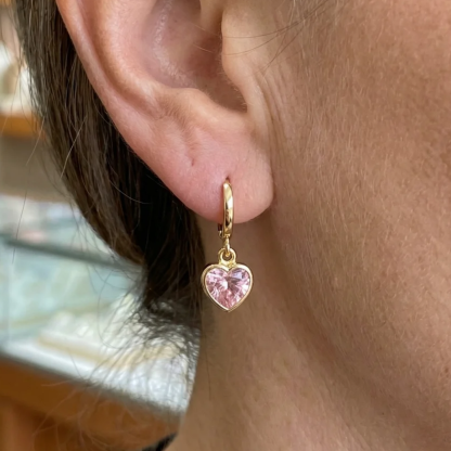Cupid Charm Drop Náušnice | Zlatý