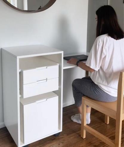 Este gabinete se transforma en un escritorio portátil con una silla oculta
