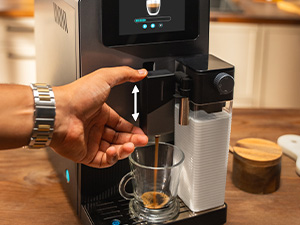 Primeros planos de manos interactuando con el equipo de preparación de café en una cocina, que muestran varias etapas de la preparación del café.