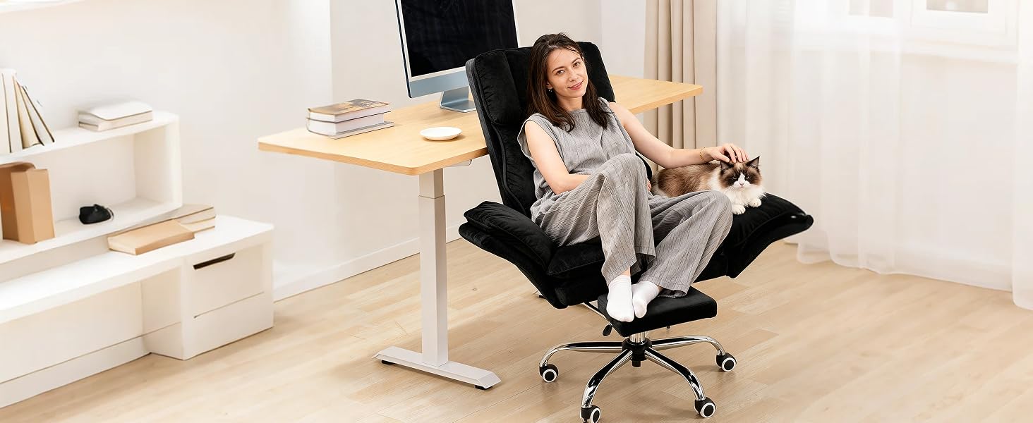 Serie de imágenes que muestran un espacio de trabajo de oficina moderno con escritorio ajustable, silla ergonómica y configuración de computadora en un entorno interior blanco.