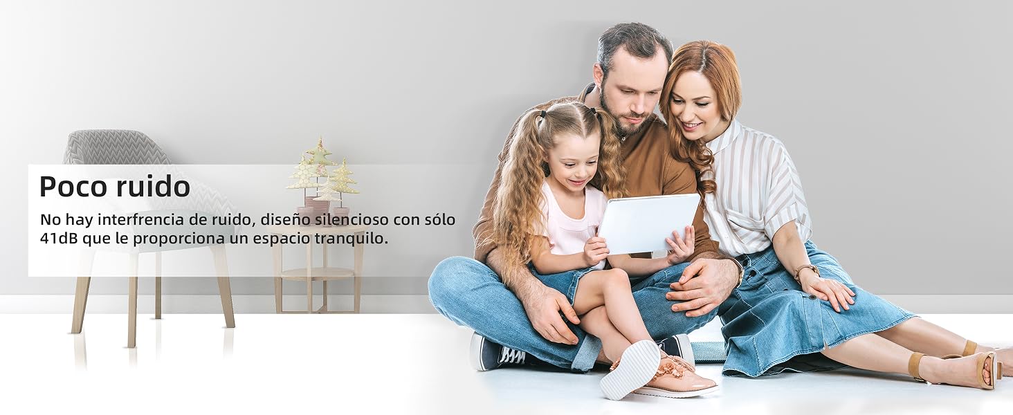 una familia sentada en el suelo con su hija y su tableta.