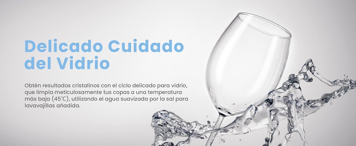 Copa de vino con efecto de salpicadura de agua sobre fondo blanco, acompañada de texto en español sobre el cuidado del vidrio.