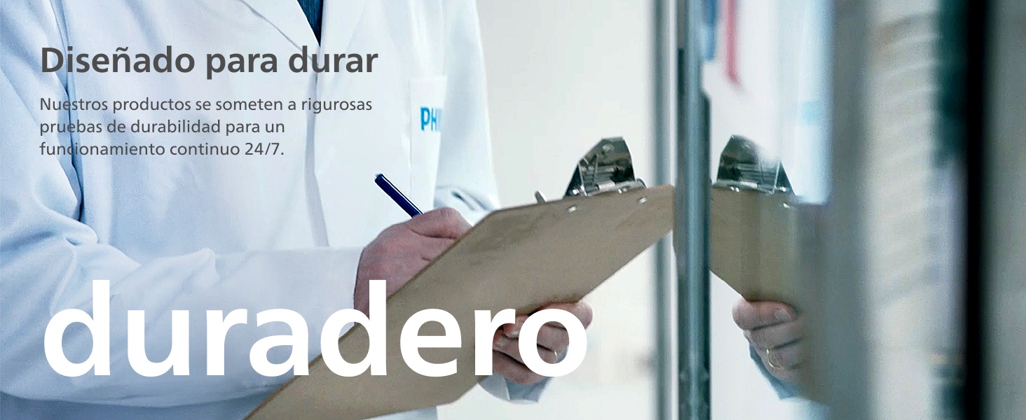 Entorno clínico o de laboratorio en el que se muestre a una persona con equipo de protección manipulando equipo.