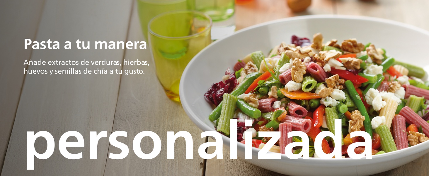 Presentación de un plato de pasta fresca con verduras y guarniciones coloridas en un plato blanco con texto superpuesto.