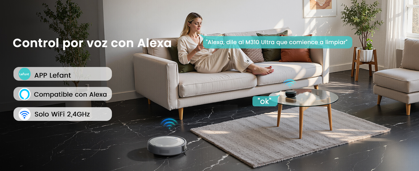 El texto dice «Control por voz con Alexa». Moderna sala de estar con sofá gris, mesa de café y robot aspirador. Los elementos de la interfaz muestran las opciones de WiFi y automatización.