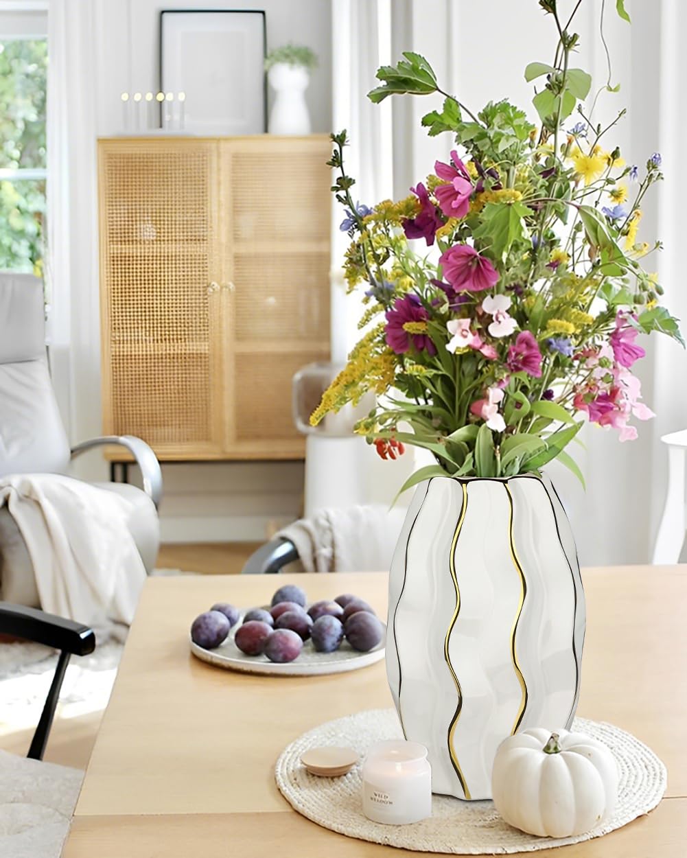 Elegant White & Gold Ceramic Vase – Luxury Home Decor Accent