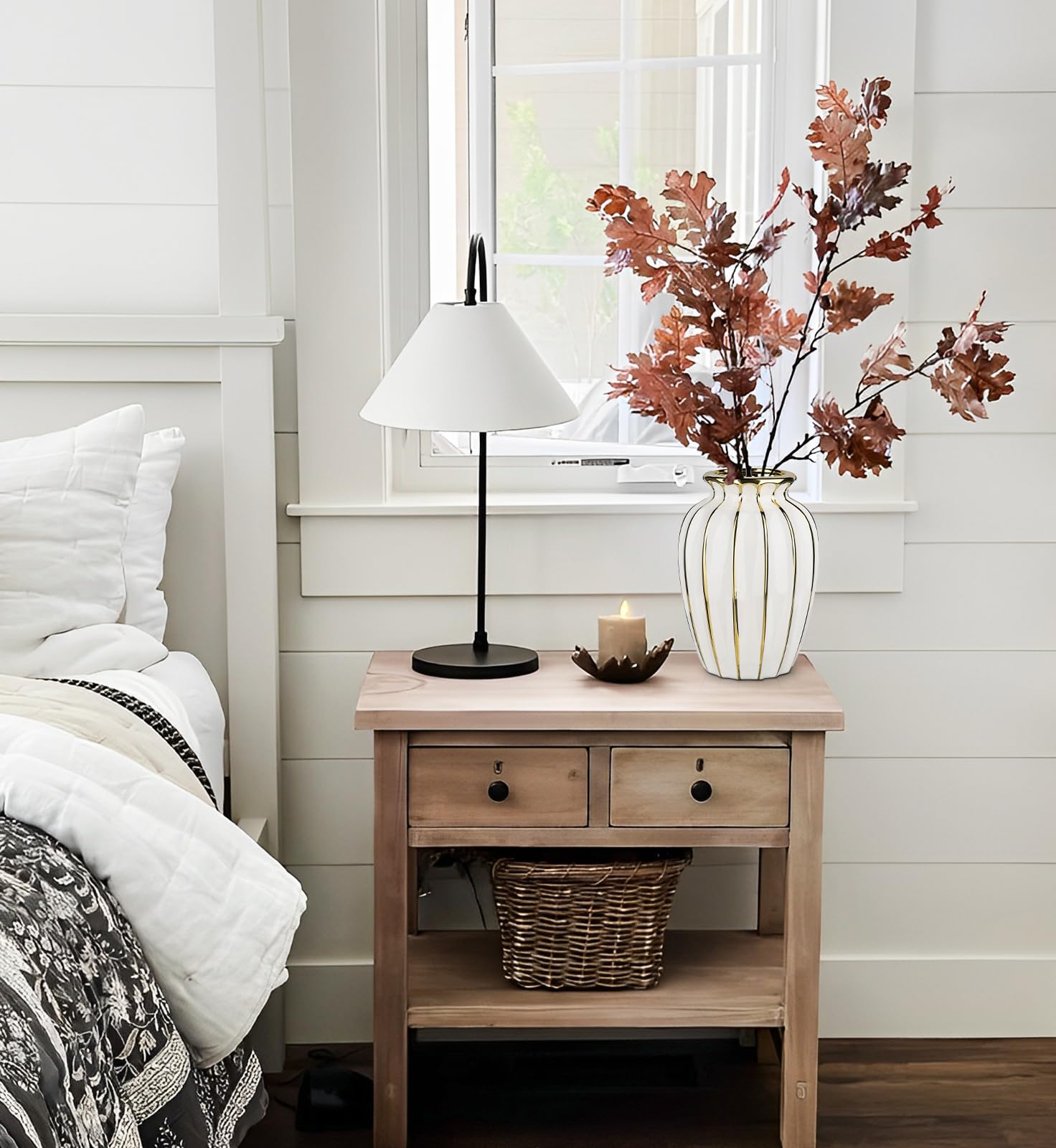 Elegant White & Gold Ceramic Vase – Luxury Home Decor Accent