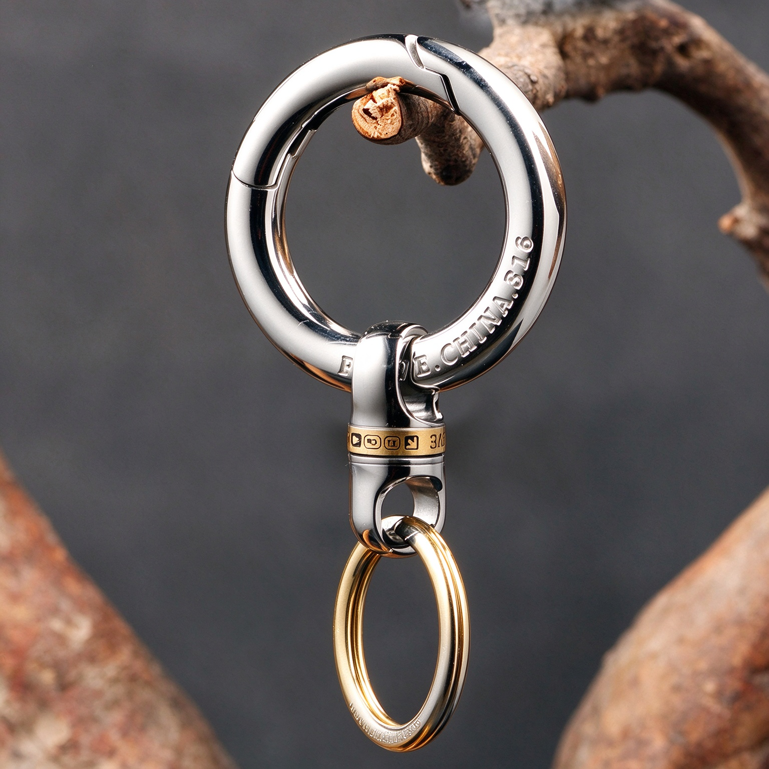 Titanium alloy keychain rotating universal joint suitable for men and women, suitable for Toyota, Volkswagen, Audi, BMW, Mercedes Benz horseshoe buckle