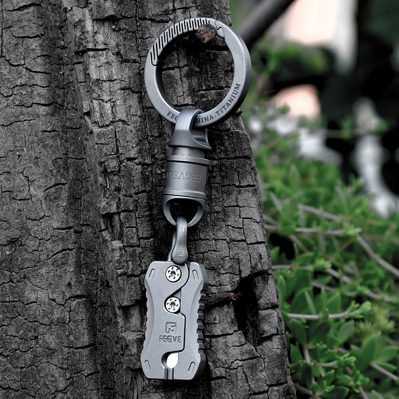 Titanium alloy small knife pendant, portable outdoor mini self-defense keychain pendant, sharp, portable, open express delivery, unboxing