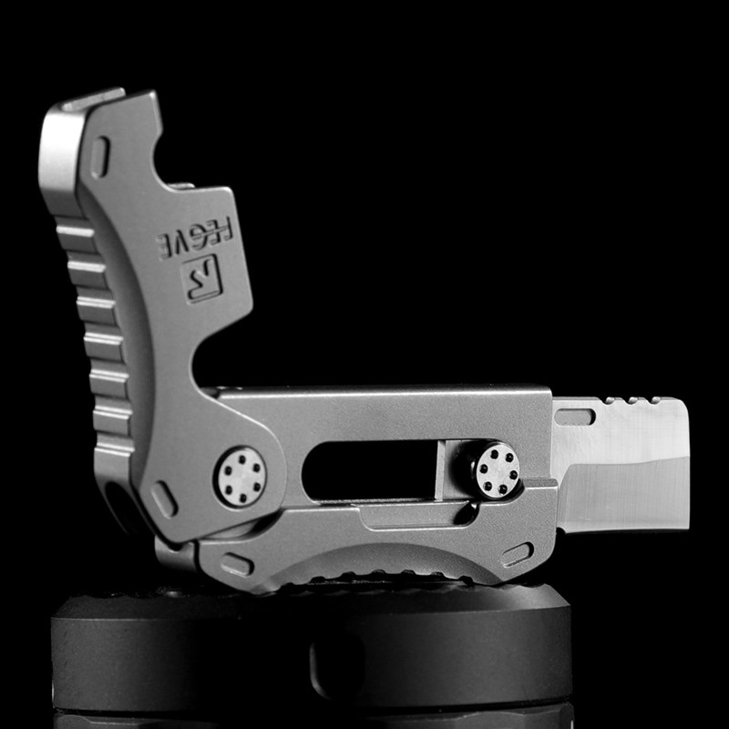 Titanium alloy small knife pendant, portable outdoor mini self-defense keychain pendant, sharp, portable, open express delivery, unboxing