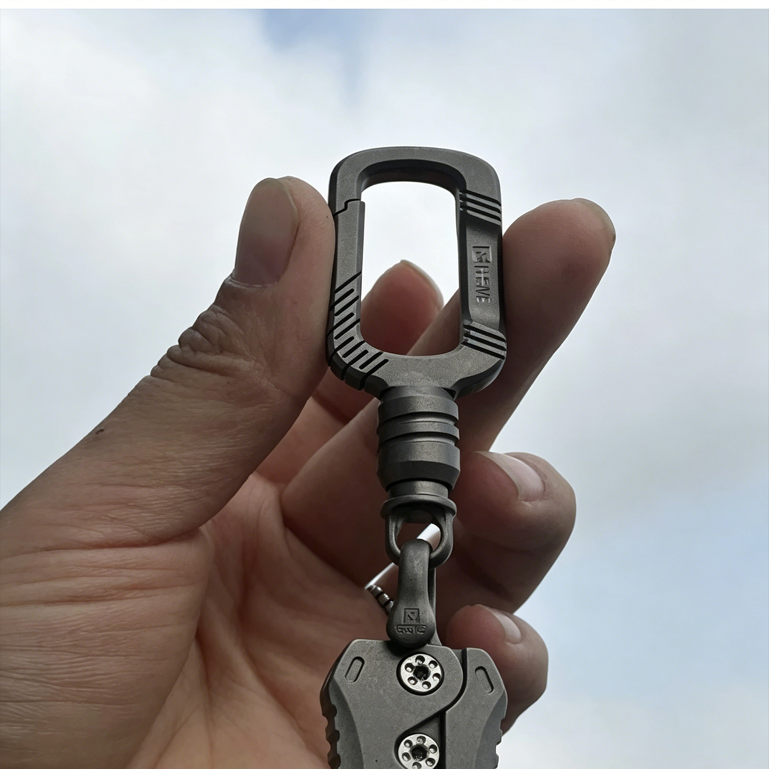 Quick detachable rotating new all titanium alloy keychain for men's cars, keychain hanging waist hanging creative keychain