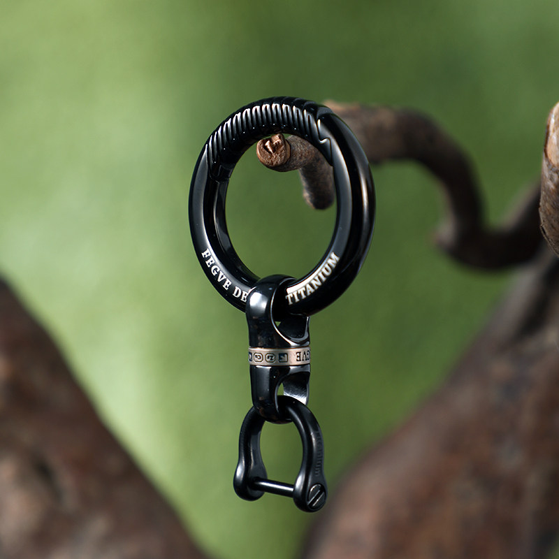 Black titanium alloy car keychain, women's key pendant, keychain, men's waist hanging, rotatable, simple and personalized