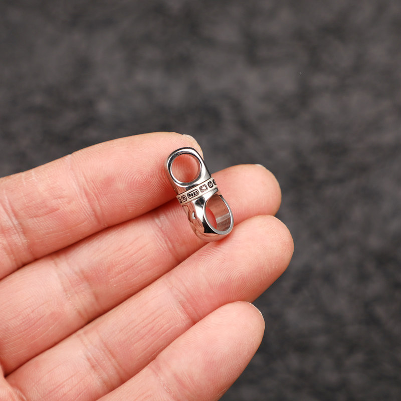 Titanium alloy keychain rotating universal joint capsule suitable for men and women, Toyota, Audi, BMW, Mercedes Benz, horseshoe buckle