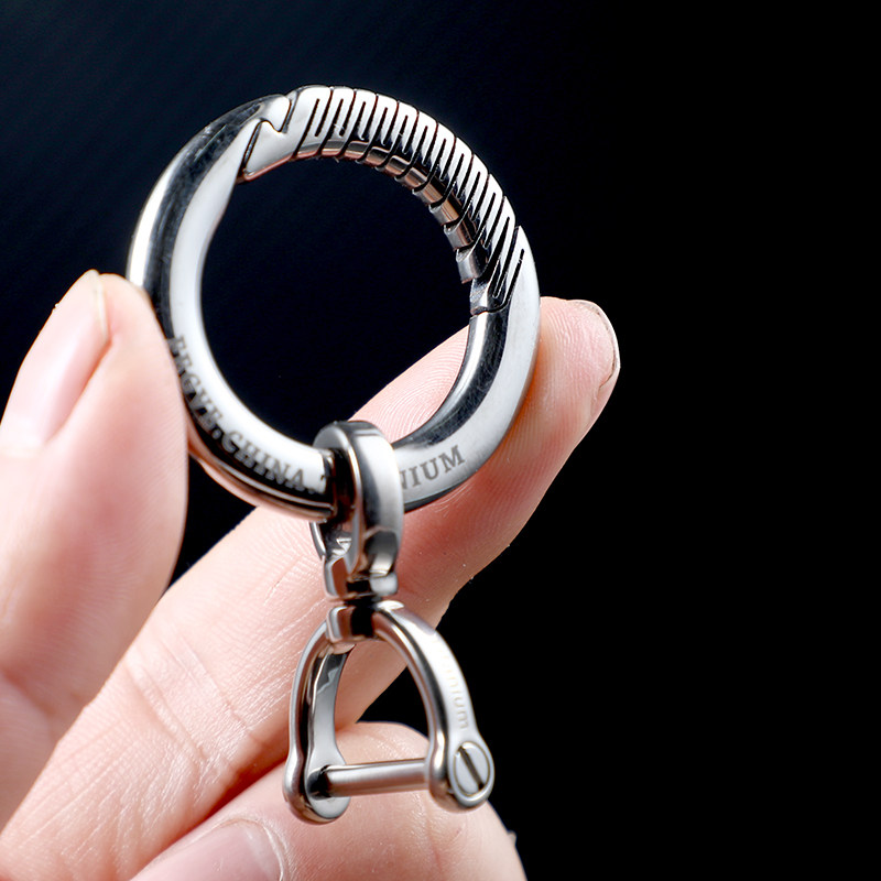 Pure titanium alloy car keychain for men, suitable for car use, Audi, Volkswagen, Porsche horseshoe lock keychain pendant